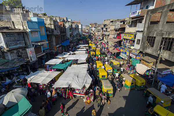 Einer belebte Straße mit Geschäften und Verkehrsstau im Marktgebiet der Altstadt  Ahmedabad  Gujarat  Indien