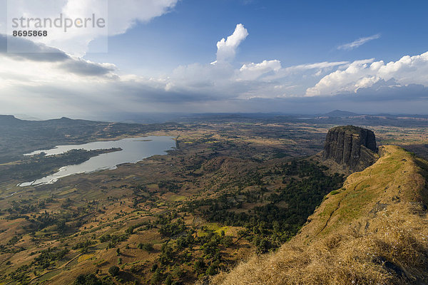 Landschaft mit einem See rund um das Dorf Trimbak  Maharashtra  Indien