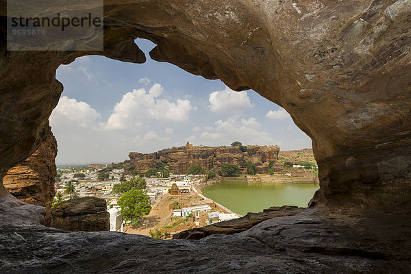 Ausblick von den Badami Höhlen  die im 6. und 7. Jahrhundert aus dem massiven Fels herausgeschlagen wurden  über den See in Richtung der Stadt Badami  Karnataka  Indien
