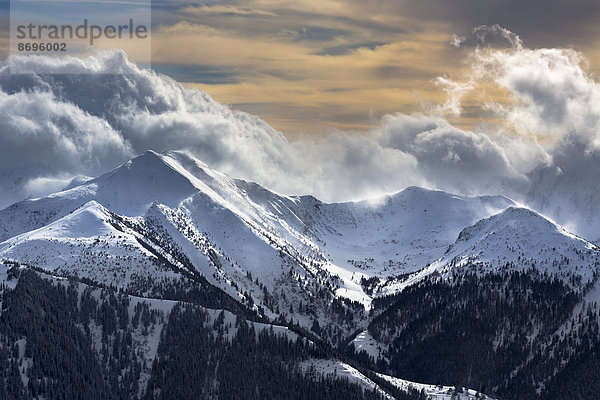 Himmeleck  links  und den Himmelkogel  rechts  in den Seckauer Tauern  Niedere Tauern  bei Schlechtwettereinbruch  vom Blaseneckgipfel in den Eisenerzer Alpen gesehen  Steiermark  Österreich