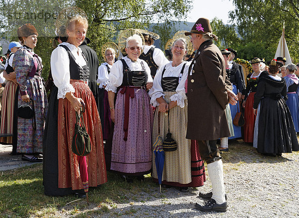 Trachtengruppe aus dem Allgäu  Alt-Schlierseer-Kirchtag  Schliersee  Oberbayern  Bayern  Deutschland