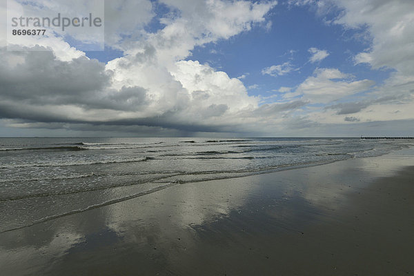 Wechselwetter und Wolken am Meer  Wangerooge  Friesland  Niedersachsen  Deutschland