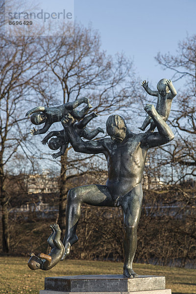 Bronzeskulptur  Vater kämpft mit vier Kindern  Vigelandpark im Frognerpark  Oslo  Norwegen