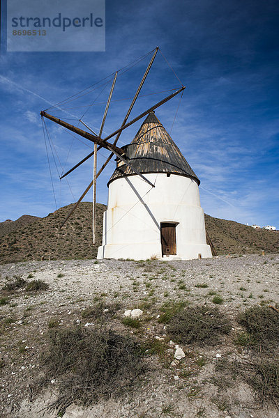 Andalusische Windmühle  Naturpark Cabo de Gata-Nijar  Andalusien  Spanien