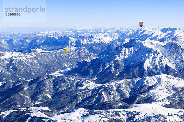 Ballonfahrt über die Alpen  Unterinntal  Tirol  Österreich