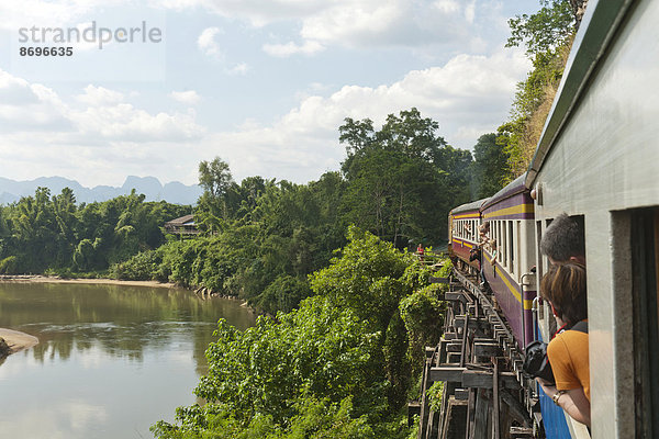 Historische Eisenbahn  Zug fährt über Holzbrücke  Eisenbahnbrücke am Khwae Noi-Fluss  Tham Krasae Brücke  Wang Pho  Distrikt Sai Yok  Provinz Kanchanaburi  Thailand
