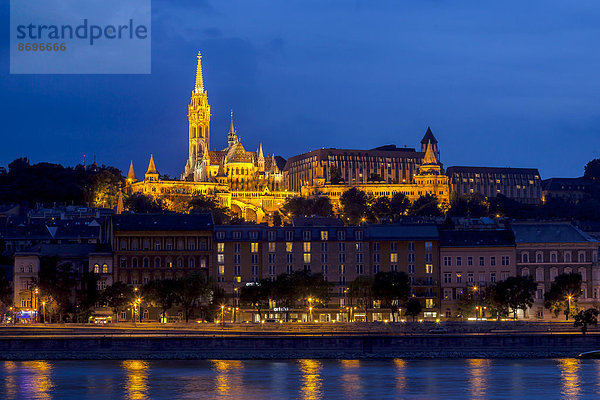 Burgberg mit Matthiaskirche und Fischerbastei in der blauen Stunde  Budapest  Ungarn