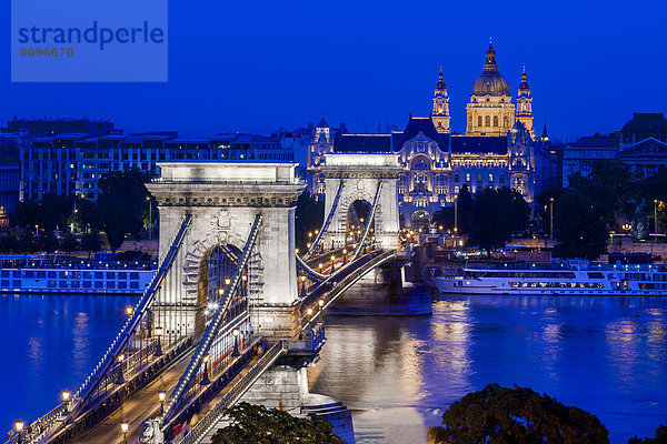 Kettenbrücke mit Stephansbasilika in der blauen Stunde  Budapest  Ungarn