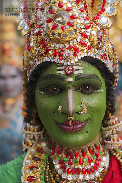Hinduistischer Tempeltänzer  grün geschminkt  mit Goldschmuck  Portrait  Varkala  Kerala  Indien
