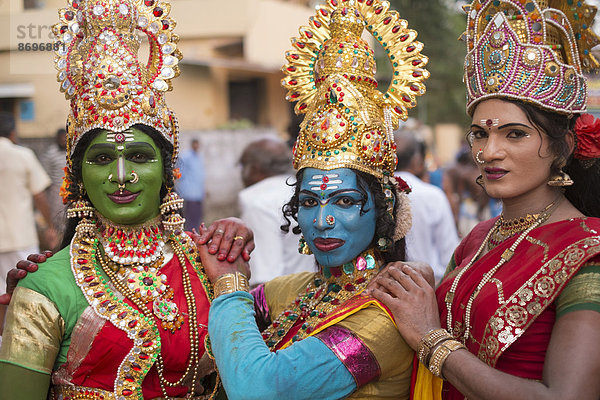 Hinduistische Tempeltänzer  geschminkt  mit Goldschmuck  Varkala  Kerala  Indien