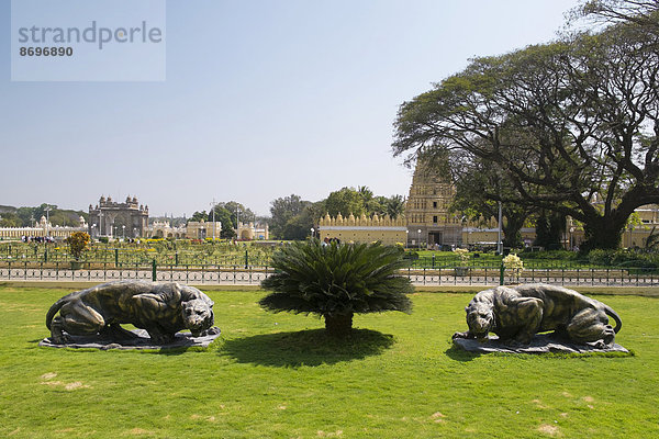 Bronzene Jaguar-Skulpturen im Mysore-Palast  Mysore  Karnataka  Indien