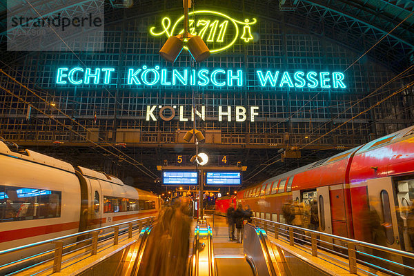 Leuchtreklame  Logo des Kosmetikunternehmens 4711  Kölnisch Wasser  Kölner Hauptbahnhof  Köln  Nordrhein-Westfalen  Deutschland