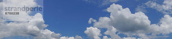 Blauer Himmel mit Wolken