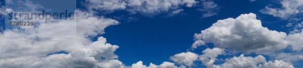 Blauer Himmel mit Wolken