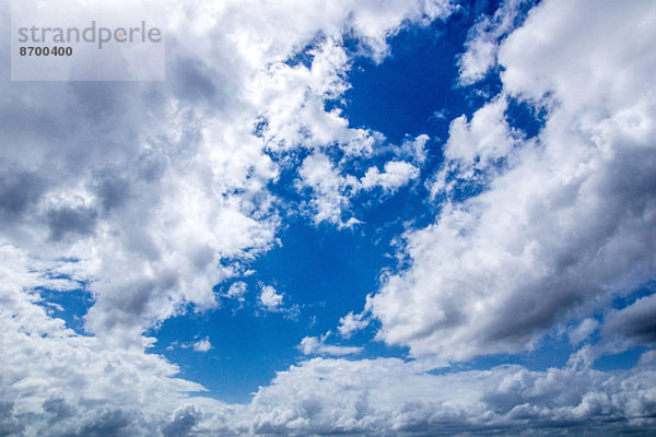 Blauer Himmel mit Wolken