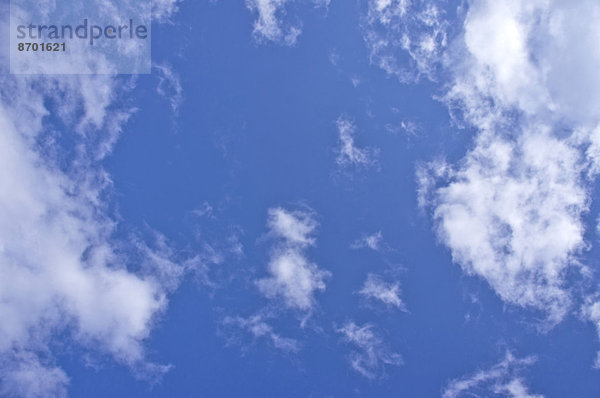 Blauer Himmel mit Wolken