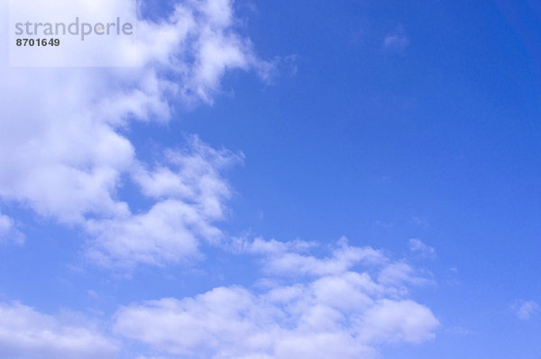 Blauer Himmel mit Wolken