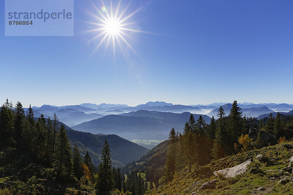 Ausblick vom Hang der Kampenwand nach Südosten  links Steinernes Meer  Mitte Loferer Steinberge  rechts Unterberghorn und Hohe Tauern  Chiemgauer Alpen  Aschau im Chiemgau  Oberbayern  Bayern  Deutschland