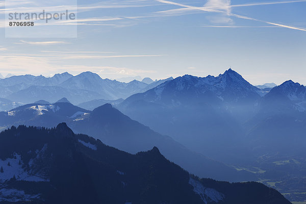 Ausblick von der Hochries über das Inntal zum Wendelstein  Chiemgauer Alpen  Chiemgau  Oberbayern  Bayern  Deutschland