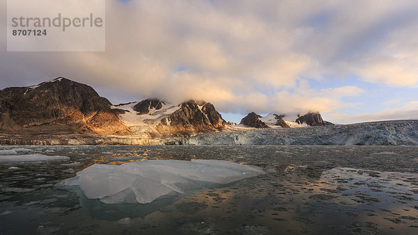 Gletscherlandschaft  Eisberg vorne  Berge im Sonnenuntergang  Vasa-Stortinden  Spitzbergen  Norwegen
