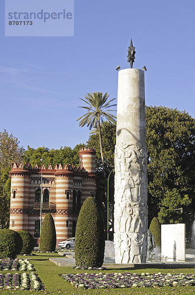 Glorieta de los Marineros  Siegessäule  hinten die Touristeninformation  Sevilla  Andalusien  Spanien