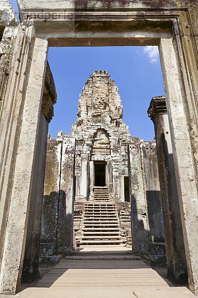 Die Ruinen des Bayon  Tempelanlage am südlichen Eingang  Angkor Thom  Angkor  Siem Reap gesehen  Kambodscha