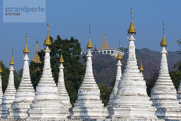 Atthakatha Chedis oder Stupas  Sandamuni Paya oder Pagode  Ausblick of Mandalay Hill  Tempelanlage in Mandalay  Mandalay-Division  Myanmar
