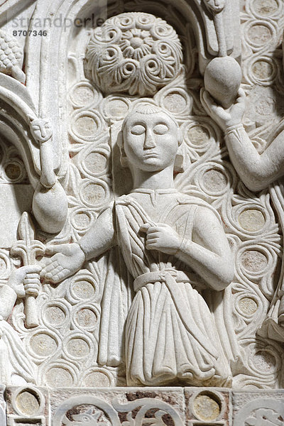 Kaiser Heinrich VI.  Relief am Aufgang zur Kanzel  Kathedrale St. Valentino  Bitonto  Apulien  Italien