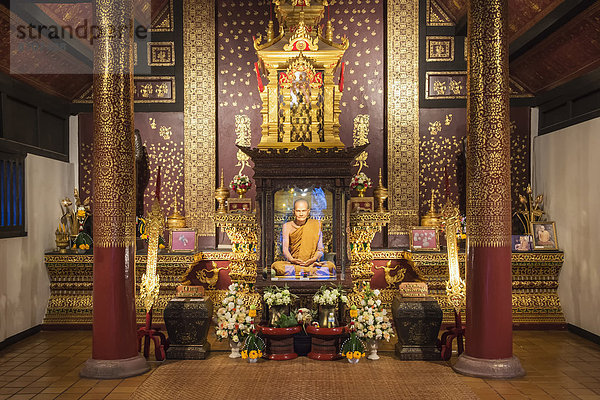 Lebensechte Statue eines verehrten Mönchs  Tempel Wat Chedi Luang  Chiang Mai  Thailand