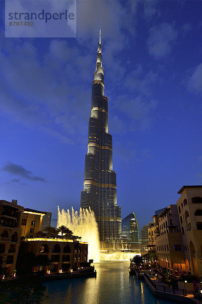 Die nächtliche Wassershow von The Dubai Fountain am Lake Burj Khalifa vor dem Burj Khalifa  Downtown  Dubai  Vereinigte Arabische Emirate