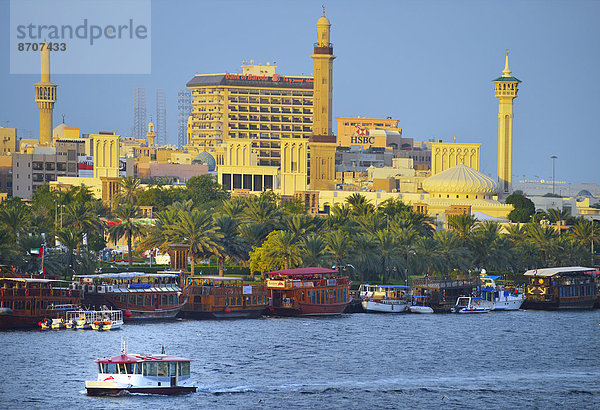 Dhaus am Ufer des Dubai Creek  vor Bur Dubai  Dubai  Vereinigte Arabische Emirate