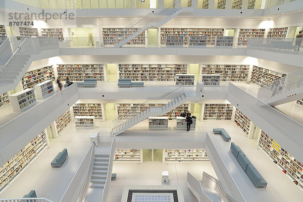Galeriesaal mit Treppenaufgängen der Stadtbibliothek am Mailänder Platz  Architekt Eun Young Yi  Stuttgart  Baden-Württemberg  Deutschland