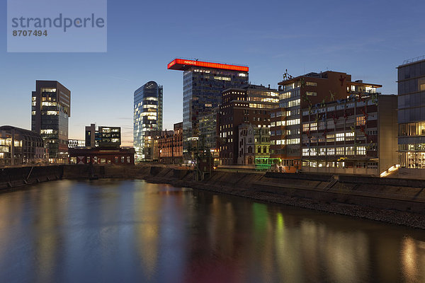 Bürohochhäuser im Medienhafen  blaue Stunde  Düsseldorf  Nordrhein-Westfalen  Deutschland