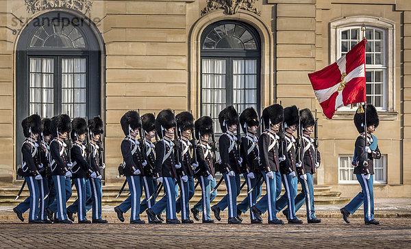 Königliche Leibgarde vor dem Schloss Amalienborg  Kopenhagen  Dänemark