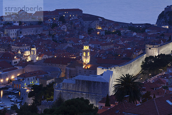 Altstadt von Dubrovnik bei Dämmerung  Dalmatien  Kroatien