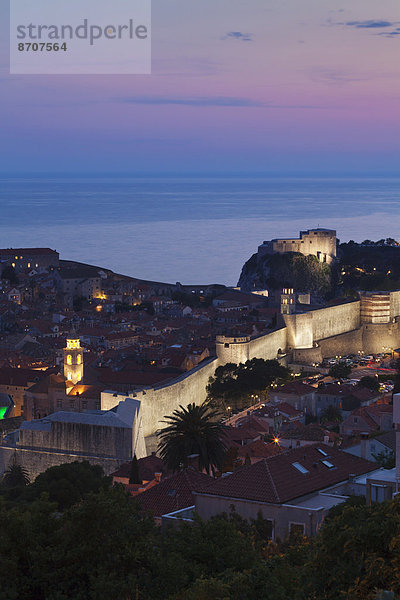 Stadtmauer  Geschichte  Festung  Dominikanische Republik  Kroatien  Dalmatien  Dubrovnik  Abenddämmerung  Kloster