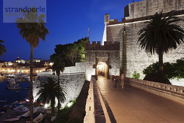 Plo?e-Tor und Fort Revelin bei Dämmerung  Dubrovnik  Dalmatien  Kroatien