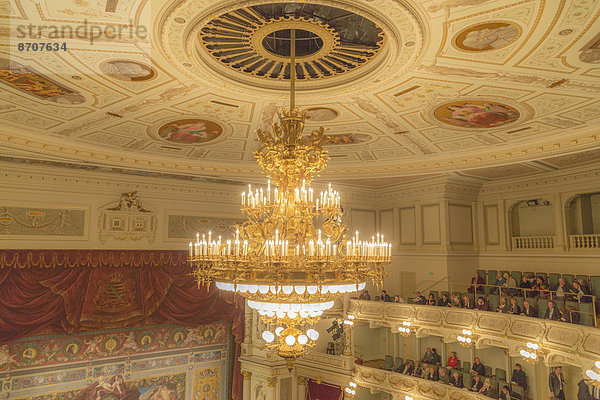 Opernhaus Oper Opern 5 Uhr Decke Kronleuchter Dresden Minute Sachsen Innenaufnahme