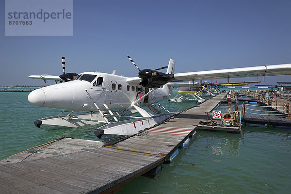 Wasserflugzeuge  De Havilland Canada DHC-6 300 Twin Otter  festgemacht an Ponton  Malé International Airport  Hulhulé  Malediven