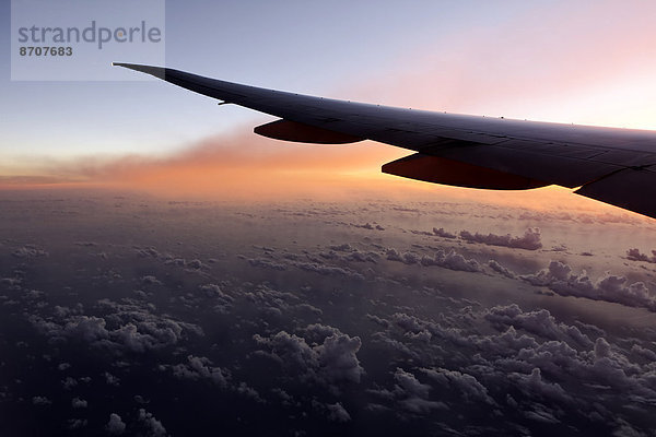 Flügel einer Boeing 777  Langstreckenflugzeug bei Sonnenuntergang