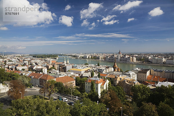 Skyline von Budapest mit Donau und dem ungarischen Parlament  Budapest  Ungarn