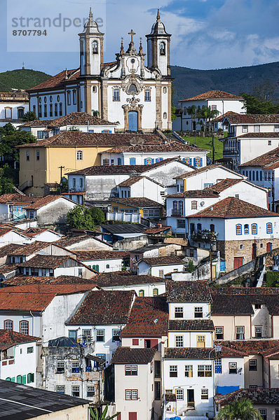 Stadtansicht von Ouro Preto  UNESCO-Weltkulturerbe  mit der Kirche Igreja Nossa Senhora do Carmo  Minas Gerais  Brasilien