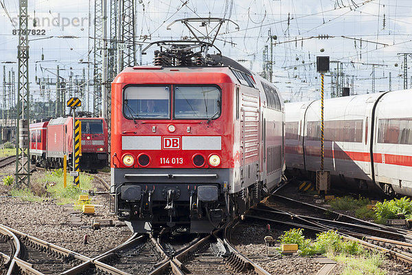 Im Nahverkehr eingesetzte Elektrolokomotive der Baureihe 114 der Deutschen Bahn AG am Frankfurter Hauptbahnhof  Frankfurt am Main  Hessen  Deutschland