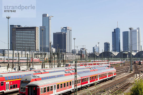 Gleisanlagen  Abstellgleise  der Deutschen Bahn AG vor dem Frankfurter Hauptbahnhof  hinten die Frankfurter Skyline  Frankfurt am Main  Hessen  Deutschland