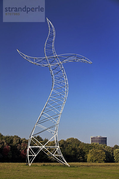 'Tanzender Strommast  Skulptur ''Zauberlehrling'' von der Künstlergruppe Inges Idee  mit Gasometer  Emscherkunst 2013  Oberhausen  Ruhrgebiet  Nordrhein-Westfalen  Deutschland'