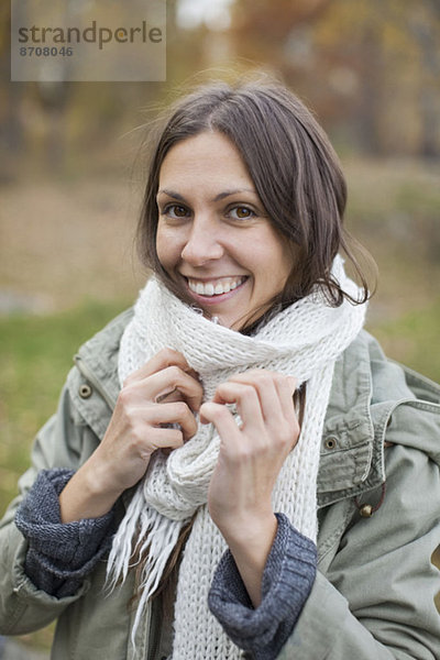 Porträt einer glücklichen Frau mit Schal im Freien