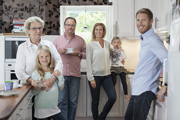 Porträt einer glücklichen Mehrgenerationen-Familie in der Küche