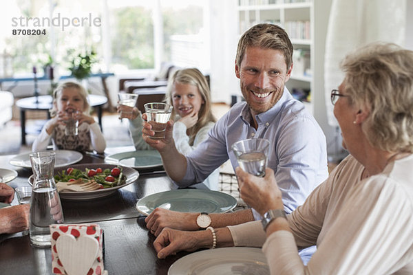 Glückliche Familie beim gemeinsamen Mittagessen zu Hause