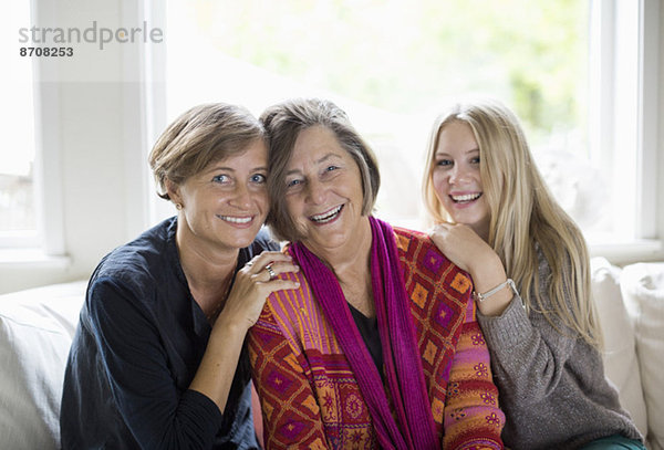 Portrait von glücklichen Drei-Generationen-Weibchen im Wohnzimmer