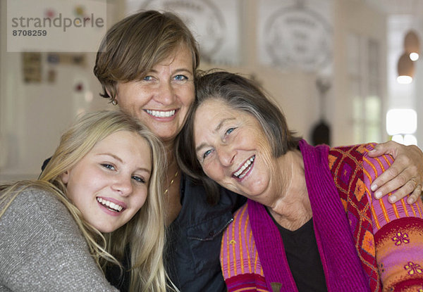 Porträt der glücklichen Drei-Generationen-Weibchen zu Hause